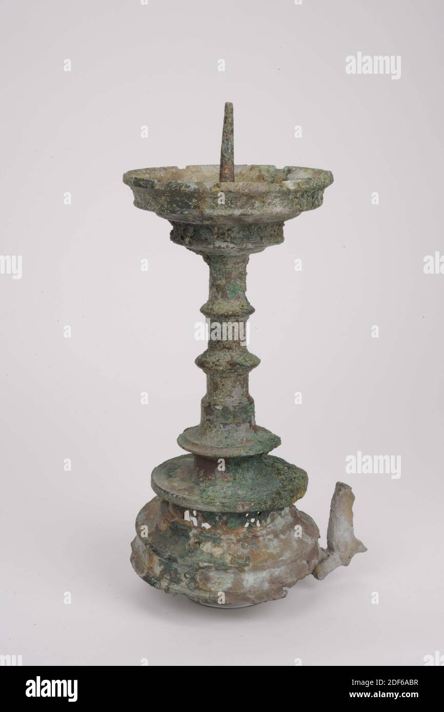 Candlestick, Anonymous, ca. 1450, Guss, Allgemein: 34 x 19.6 x 15,2cm 340 x 196 x 152mm, Löwe, der Kerzenständer ruhte ursprünglich auf drei Löwen, von denen nur einer erhalten ist. Die gewölbte Basis ist mit Formteilen und achtmal einem fünf-Pass-Ornament verziert. Am Fuß, der oben von einer freitragenden Kante begrenzt wird, erhebt sich der kegelförmige hohle, profilierte Stamm, der zwei ringförmige Knoten hat, von denen der untere den größten Durchmesser hat. Der Stamm endet in einer ca. 3 cm tiefen Fettfalle, die acht Mal an der senkrechten Wand mit einem fünfstufigen Ornament verziert ist. Die Kante hat acht Stockfoto Candlestick, Anonymous, ca. 1450, Guss, Allgemein: 34 x 19.6 x 15,2cm 340 x 196 x 152mm, Löwe, der Kerzenständer ruhte ursprünglich auf drei Löwen, von denen nur einer erhalten ist. Die gewölbte Basis ist mit Formteilen und achtmal einem fünf-Pass-Ornament verziert. Am Fuß, der oben von einer freitragenden Kante begrenzt wird, erhebt sich der kegelförmige hohle, profilierte Stamm, der zwei ringförmige Knoten hat, von denen der untere den größten Durchmesser hat. Der Stamm endet in einer ca. 3 cm tiefen Fettfalle, die acht Mal an der senkrechten Wand mit einem fünfstufigen Ornament verziert ist. Die Kante hat acht Stockfoto