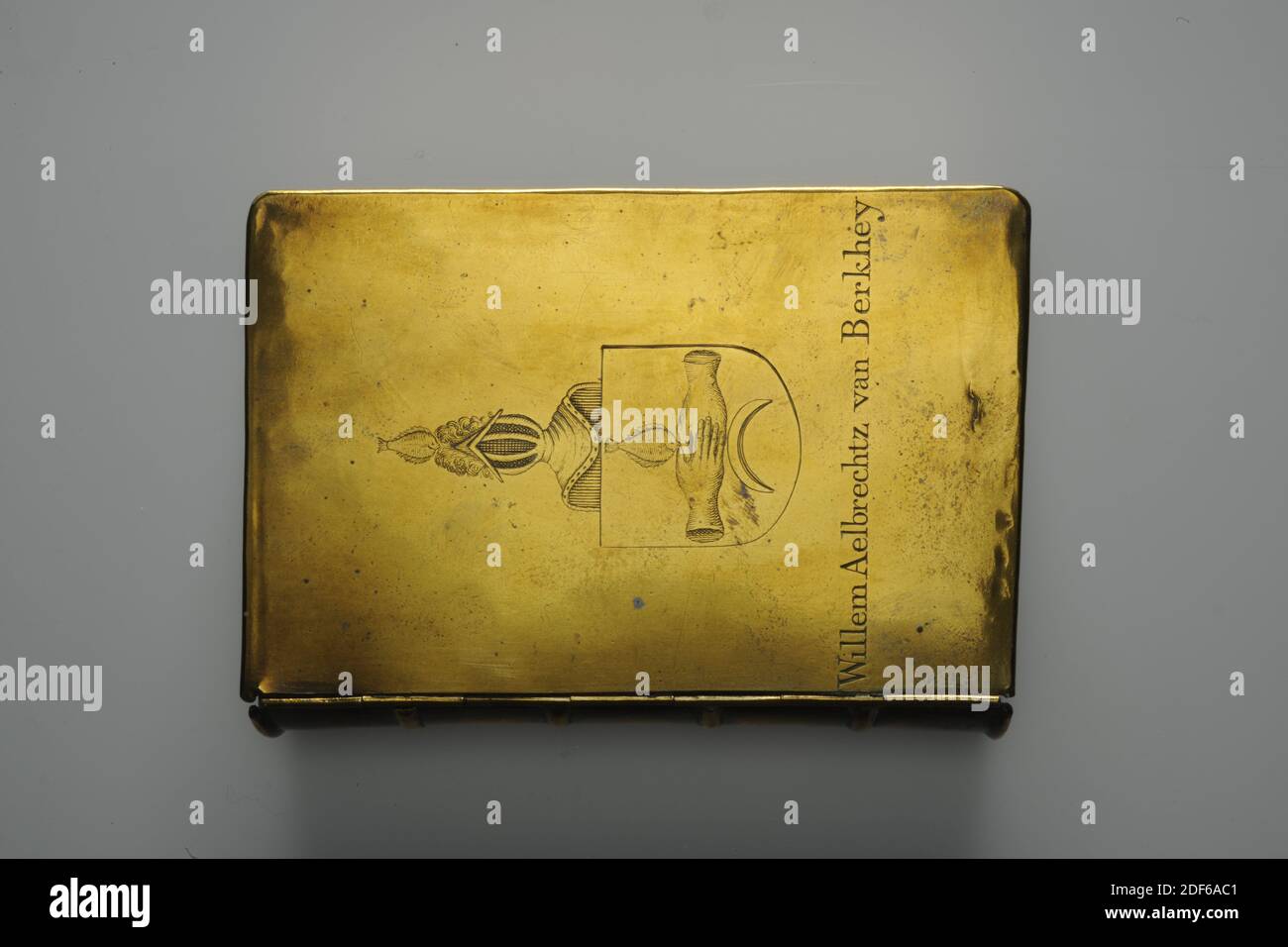 Box, Anonymous, 1774, Allgemein: 2.5 x 7.6 x 10,8cm 25 x 76 x 108mm, Familienwappen, Brass Box zum Speichern von Spielkarten in Form eines Buches. Das Familienwappen von Willem Aelbrechtsz ist auf der Scharnierfront eingraviert. Van Berkhey mit seinem Namen darunter. Auf der Rückseite die zwölfzeilige Inschrift: Anno 1574, das dritte Oktobris. Als Leijden freigelassen wurde, fand Willem Aelbrechtsz. Van Berkhey diese Caerte in der Schanze van de Superior Francisco de Valdez, nach Leijderdorp und bis jetzt die dritte Octobris Anno 1774 von Jan Le Francq van Berkheij Bewaert und der Nachkomme empfohlen. Stockfoto
