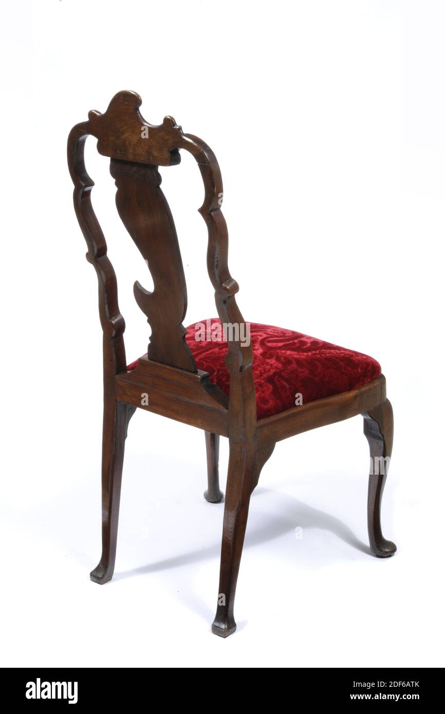 Chair, Anonymous, c. 1730, fünf Queen Anne Stühle, mit Stoff bezogen, mit gewölbten Beinen oder Boxbeinen und geformten Rücken, mit Wappen. Drei mit rotem Stoff, zwei mit grünem Stoff, 1919 Stockfoto