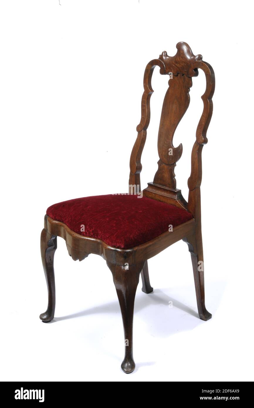 Chair, Anonymous, c. 1730, fünf Queen Anne Stühle, mit Stoff bezogen, mit gewölbten Beinen oder Boxbeinen und geformten Rücken, mit Wappen. Drei mit rotem Stoff, zwei mit grünem Stoff, 1919 Stockfoto