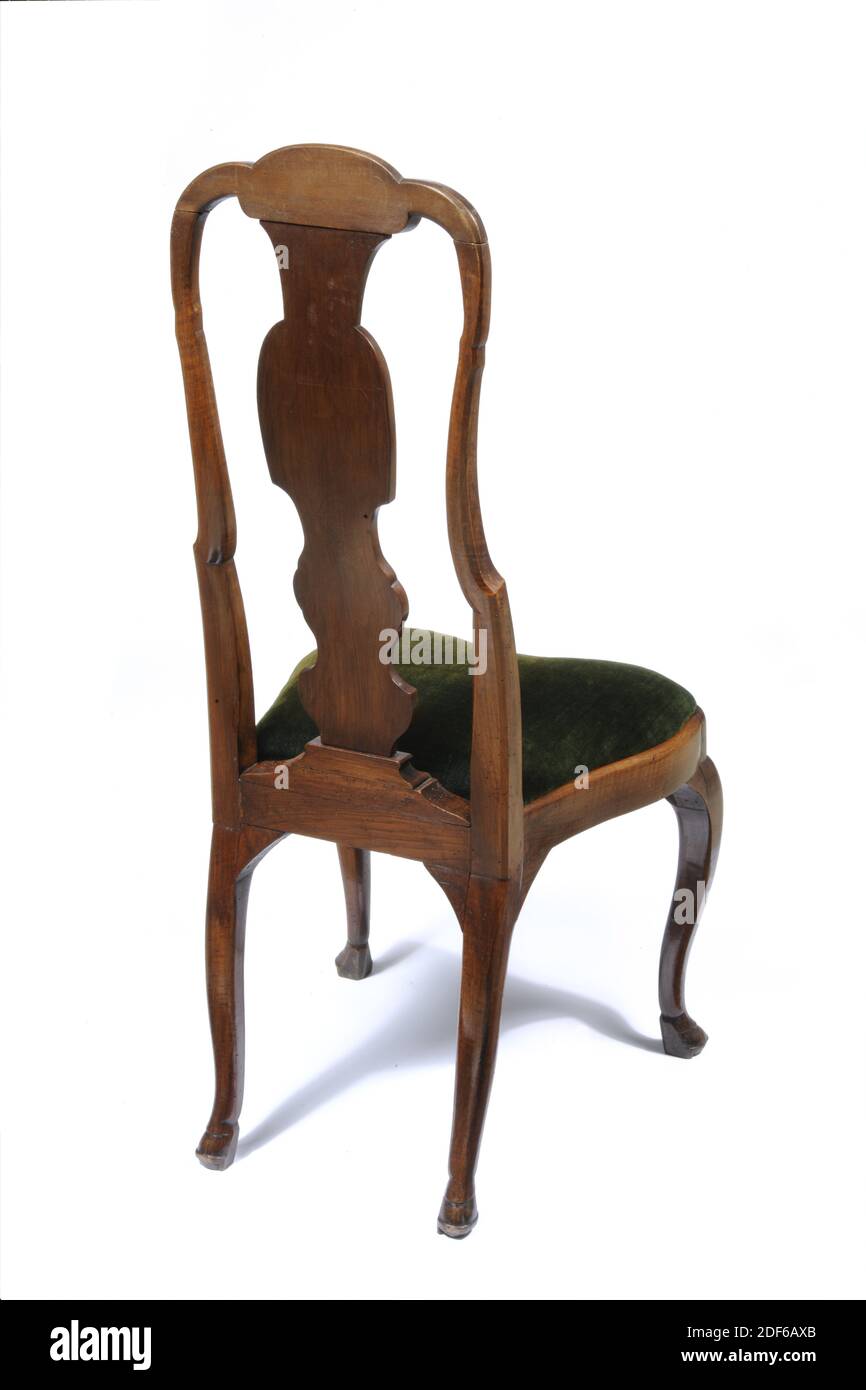Chair, Anonymous, c. 1730, fünf Queen Anne Stühle, mit Stoff bezogen, mit gewölbten Beinen oder Boxbeinen und geformten Rücken, mit Wappen. Drei mit rotem Stoff, zwei mit grünem Stoff, 1919 Stockfoto