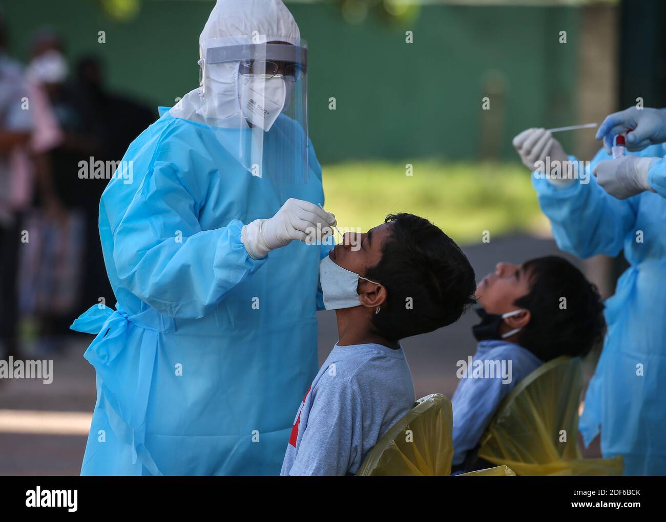 Medizinische Mitarbeiter in Sri Lanka sammeln Abstrichproben von Bewohnern, um das (COVID-19) Coronavirus in Colombo zu testen. (Foto von Saman Abesiriwardana/Pacific Press/Sipa USA) Stockfoto