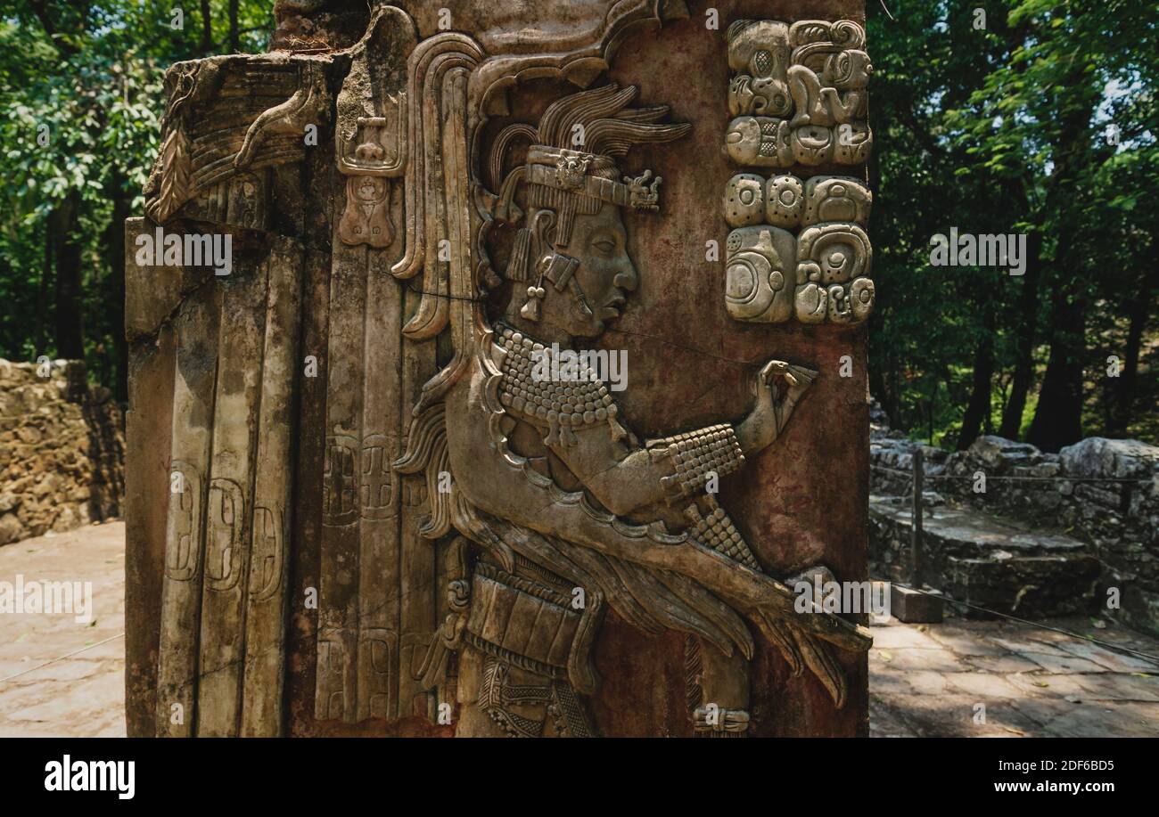 Basrelief-Schnitzerei des Maya-Königs und Schilder an der archäologischen Stätte von Palenque, Chiapas, Mexiko Stockfoto