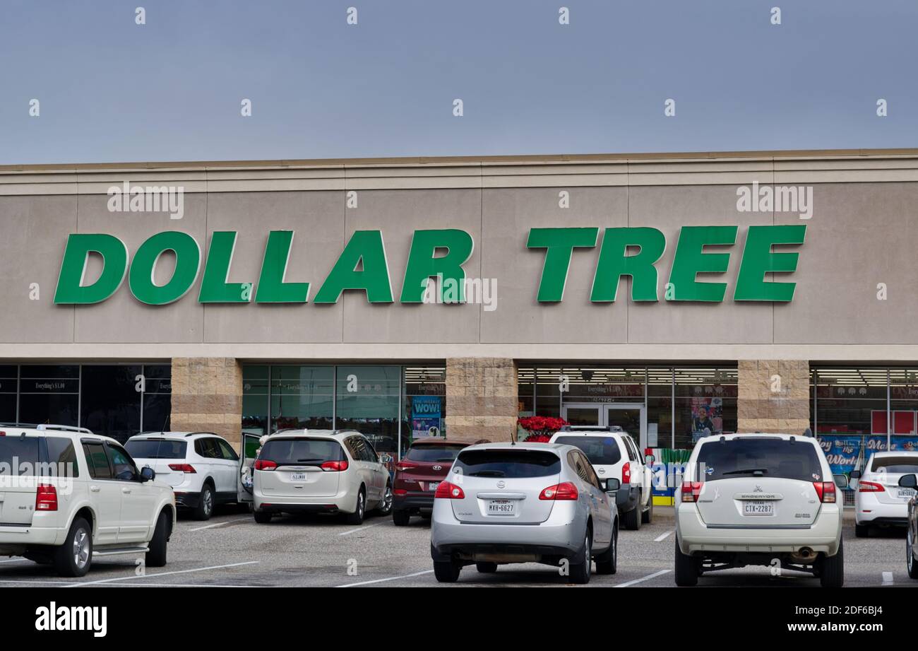 Houston, Texas USA 11-20-2020: Dollar Tree Storefront in Houston, TX mit Parkplatz im Vordergrund. Discounter Varieté in den USA und Kanada. Stockfoto