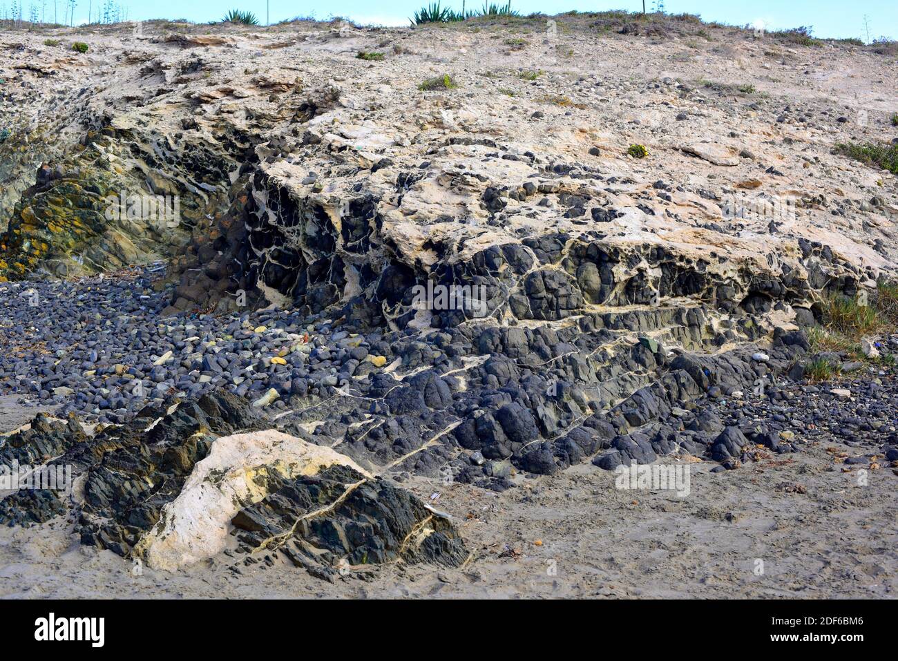 Andesit- und Ignimbritgestein. Andesit (schwarz) ist ein vulkanisches oder extrusive Gestein mit aphanitischer oder porphyritischer Textur. Ist ein Zwischenstein Stockfoto