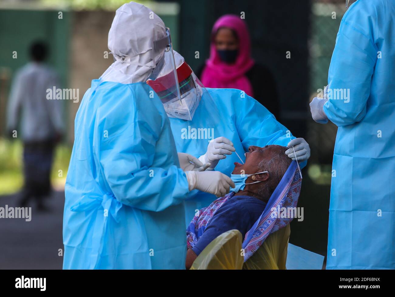 Medizinische Mitarbeiter in Sri Lanka sammeln Abstrichproben von Bewohnern, um das (COVID-19) Coronavirus in Colombo zu testen. (Foto von Saman Abesiriwardana/Pacific Press/Sipa USA) Stockfoto