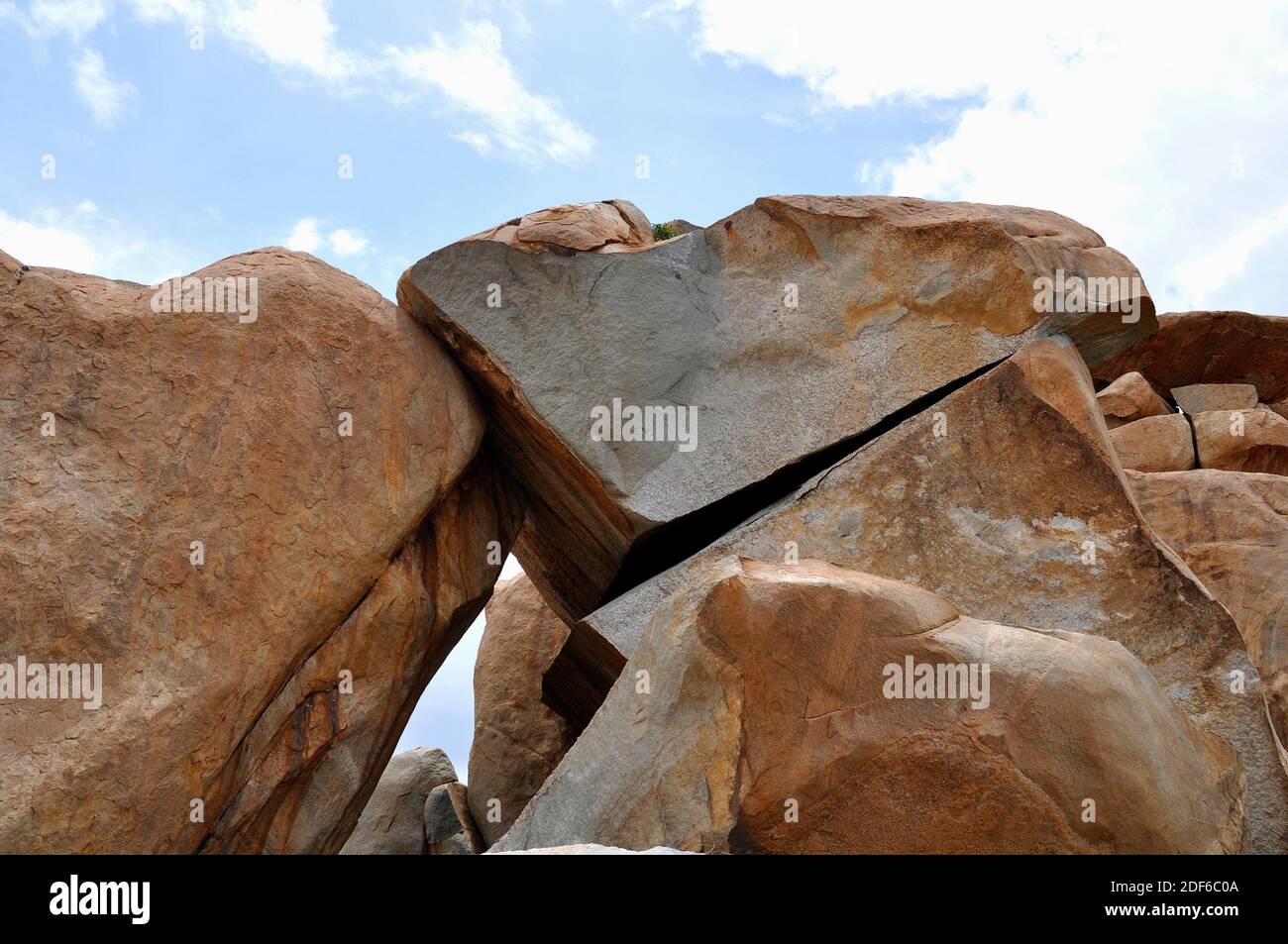 Diaklasen in einem Granitgestein. Diaclase ist ein Bruch in einem Gestein ohne signifikante Verdrängung der Parteien. Dieses Foto wurde in Hampi, Indien, aufgenommen. Stockfoto