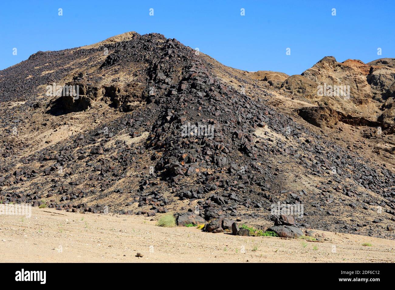 Diabase, Dolerit oder Microgabbro ist ein subvulkanisches oder filonisches Gestein. Dieses Foto wurde in Swakopmund, Namibia aufgenommen. Stockfoto
