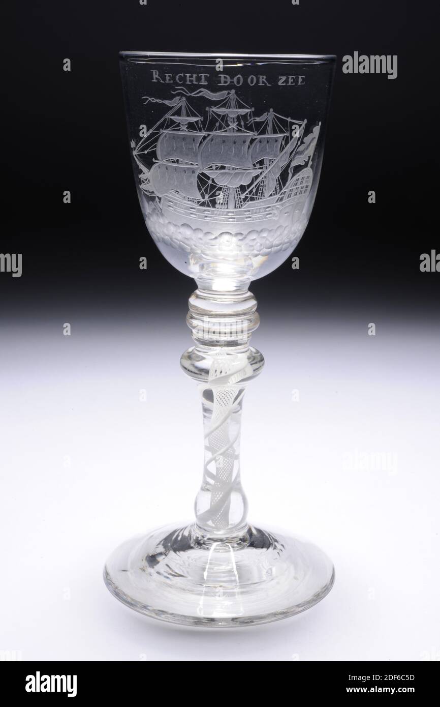 Pendelglas, Anonymous, letztes Viertel des 18. Jahrhunderts, Allgemein: 16.6 x 7,6cm (166 x 76mm), Basisdurchmesser: 7,6cm / Kelchdurchmesser: 6,3cm, dreimaster, farbloses Glaspendel. Das Glas hat einen aufsteigenden Fuß, einen glatten Stiel mit einer Milchglasschnur und einer Drahtspirale mit einem Fußring unten und einem Knopf oben. Ein dreifacher Knoten unter dem Kelch. Der Kelch hat einen breiten runden Boden. Auf der Kelchwand wurde ein Bild eines dreimastigen Segelns nach links gebohrt, über dem in Blockschrift der Text: RIGHT BY SEA, 1903 Stockfoto