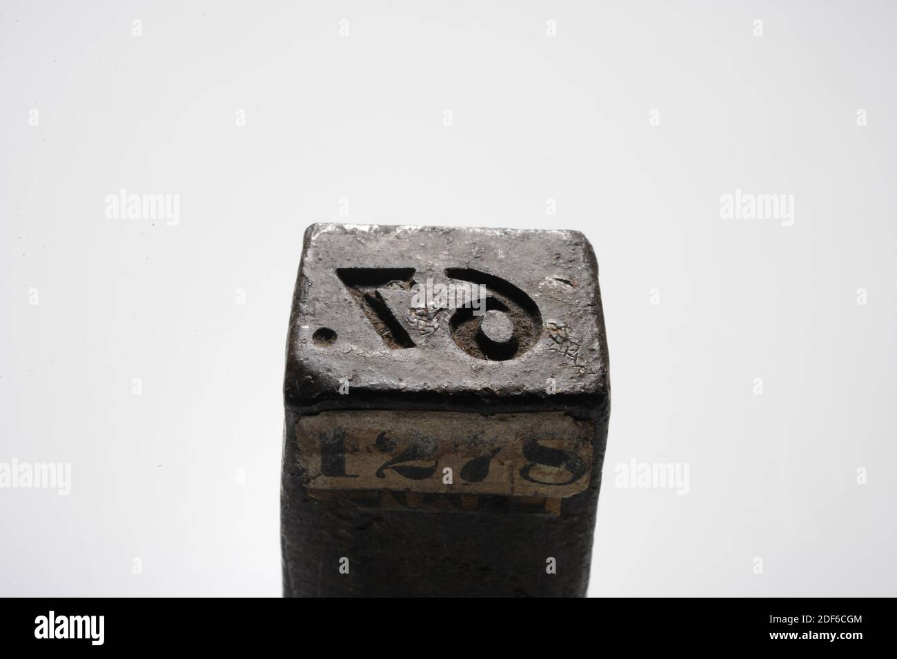 Stempel (für Leinenblätter), Anonymous, 17. Jahrhundert-18. Jahrhundert, Allgemein: 11.4 x 2.2 x 1,8cm (114 x 22 x 18mm), Stempelfläche: 1.2 x 1,5 cm (12 x 15mm), länglicher Eisenstempel mit rechteckiger Stempelfläche, auf der die Zahl 67 steht. Der Stempel ist auf einer Seite mit einem Kreuz verziert, 1872 Stockfoto