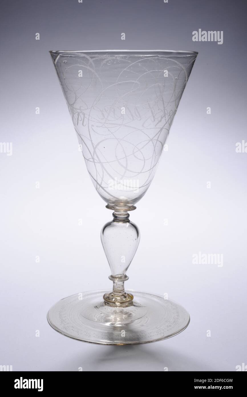 Glasgefäß, 1681, rundum Seele: Willem van Heemskerk und Ao 1681 Leyden, allgemein: 17.1 x 9,4cm 171 x 94mm, Blei, farbloses Glasgefäß. Der Kelch hat in der Mitte einen flachen, gleichmässig erhöhten Fuß. Hohler balusterförmiger Stamm mit zwei Ringen oben und unten. Kelch mit ziemlich spitz Boden. Graviert mit großen Lockenbuchstaben auf der Kelchwand: Stärkt deinen Hirsch. Klein in Kursivschrift, oben am Rand: Jacobi-Kappe. 5 in vs. 8. An der Unterseite des Fußes: Die Verwendung von wenig Wein, die Maeg warf für Verstärkung; Maer 't Wort, und' t Levens brüten het Hert in guter Bemerkung. Unter dem Fuß um die Seele Stockfoto