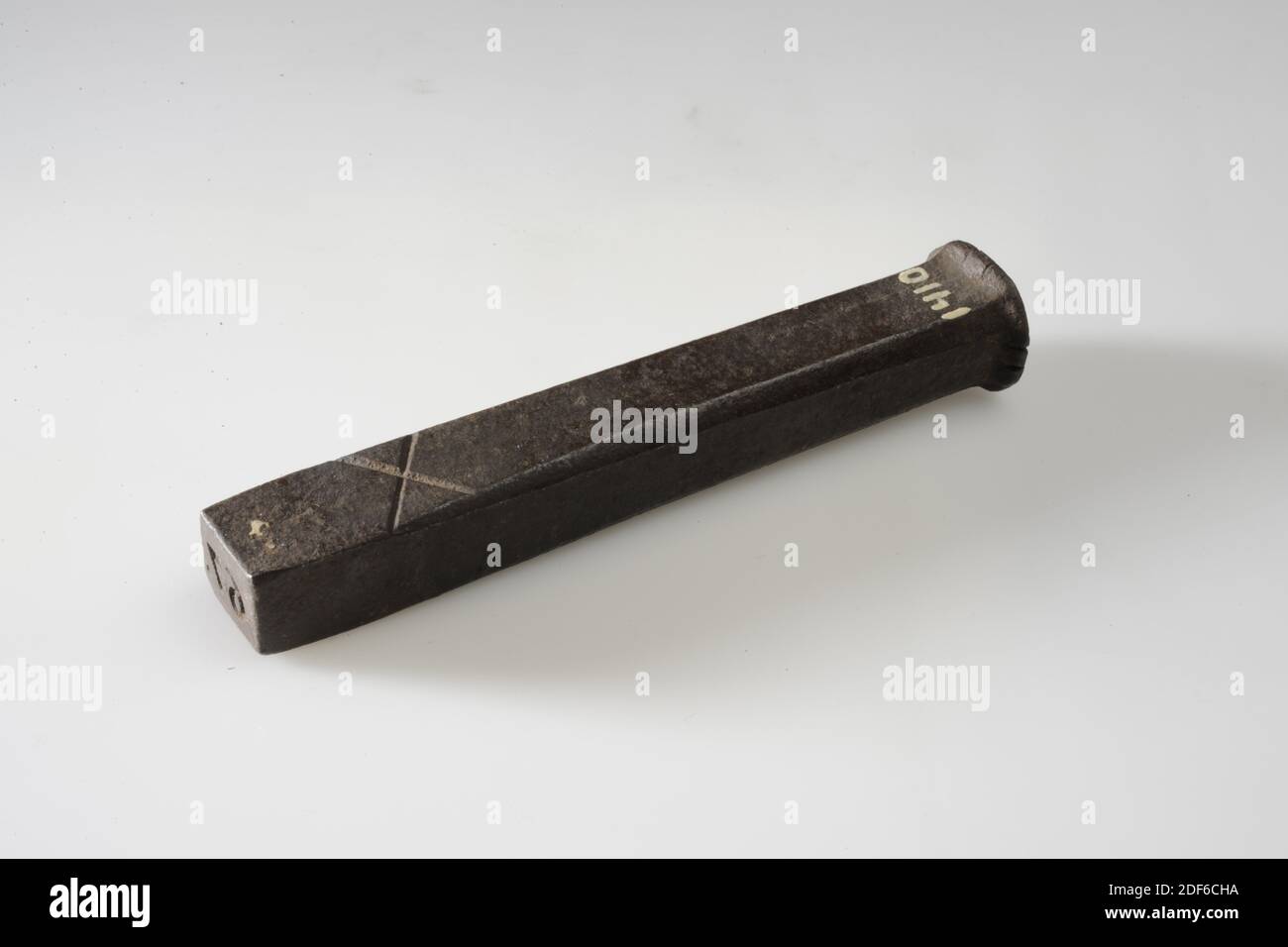 Stempel (für Leinenblätter), Anonymous, 17. Jahrhundert-18. Jahrhundert, Allgemein: 11.4 x 2.2 x 1,8cm (114 x 22 x 18mm), Stempelfläche: 1.2 x 1,5 cm (12 x 15mm), länglicher Eisenstempel mit rechteckiger Stempelfläche, auf der die Zahl 67 steht. Der Stempel ist auf einer Seite mit einem Kreuz verziert, 1872 Stockfoto