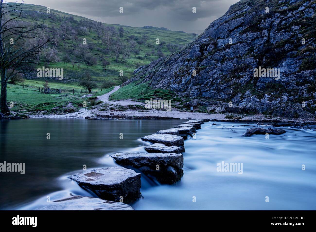 Dovedale Valley Stepping Stones an einem bewölkten Morgen im November 2020 Aufnahme mit langer Belichtung Stockfoto