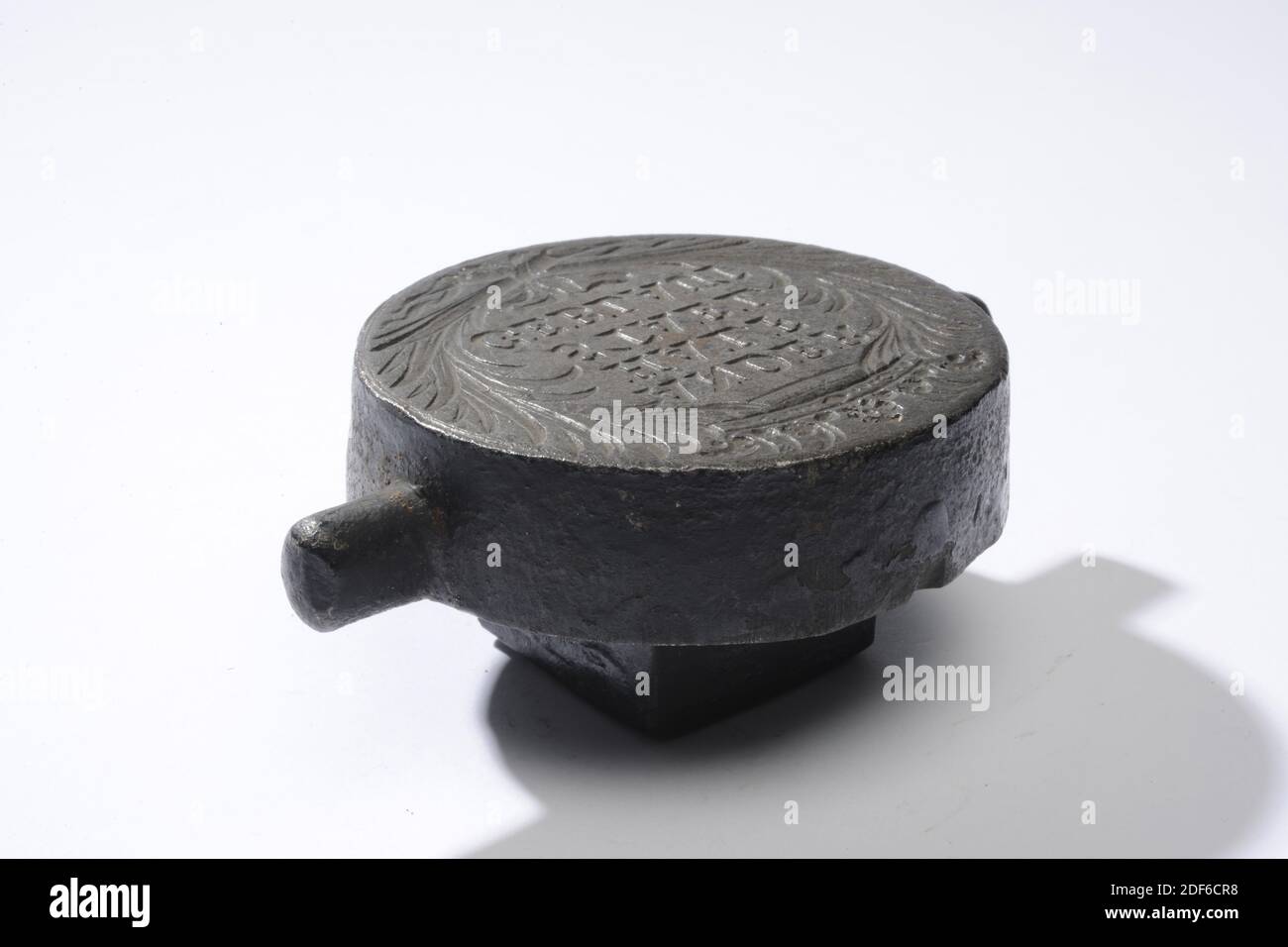 Stempel (für Leinenblätter), Anonymous, 17. Jahrhundert - 18. Jahrhundert, Eisenstempel mit der Inschrift auf der runden Briefmarkenfläche: ANDERE HÄLFTE STAEL GEBLAUT. Um den Text herum zwei Palmenzweige mit einer Krone oben. Der Stempel hat zwei Vorsprünge, Allgemein: 3.8 x 10.2 x 7,4cm (38 x 102 x 74mm), Stempeldurchmesser: 7,2cm (72mm Stockfoto