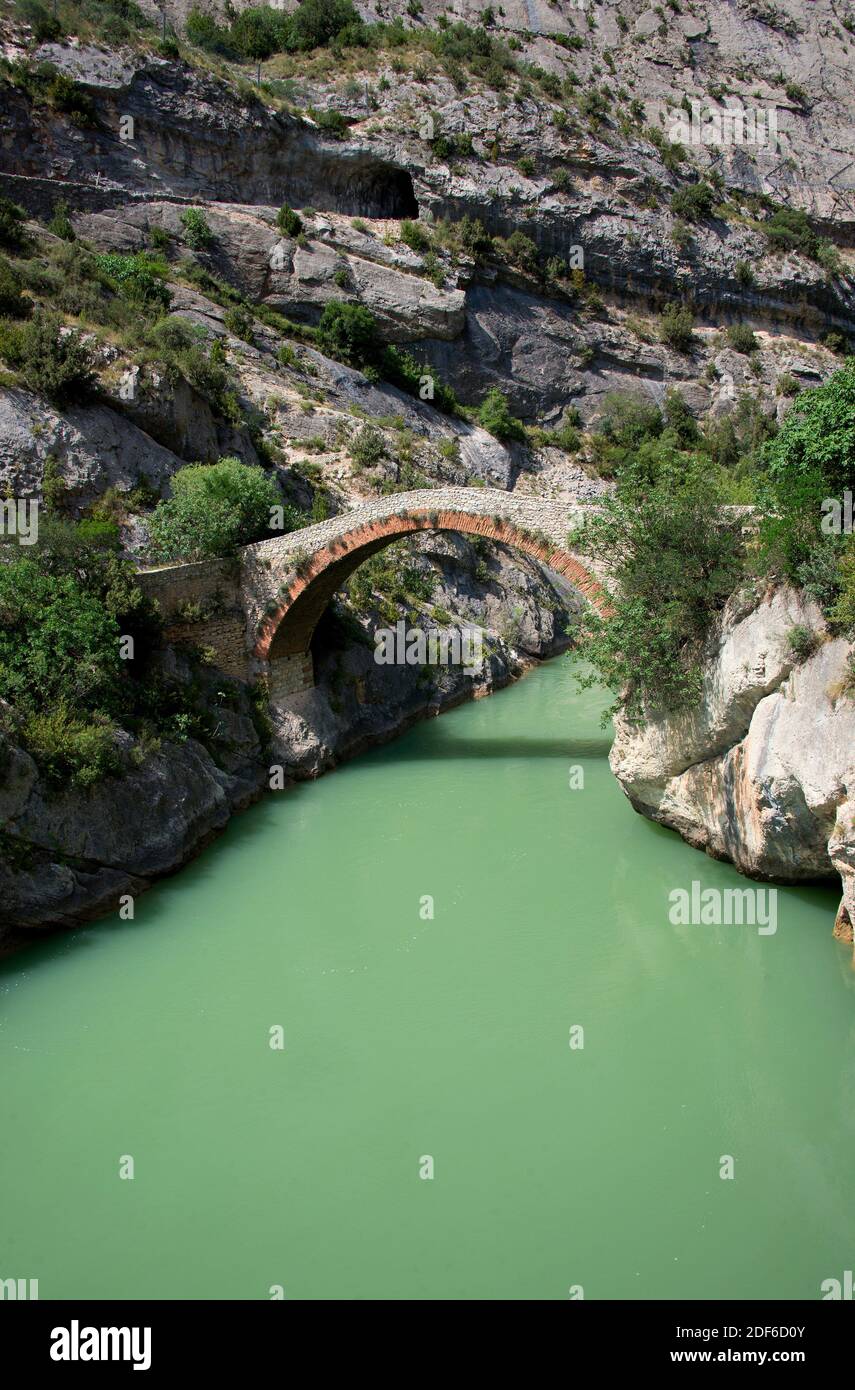 Noguera Pallaresa mittlerer Flusslauf in Terradets coomb mit einer mittelalterlichen Brücke, Lleida, Katalonien, Spanien. Stockfoto