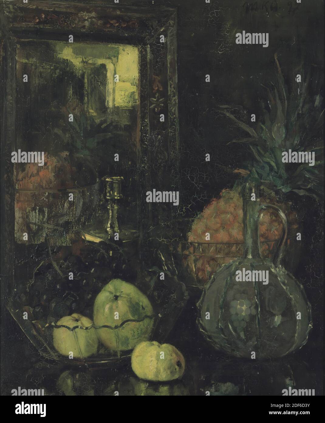 Gemälde, Menso Kamerlingh Onnes, 1897, Signaturfront, oben rechts: M.K.O. 97, Leinwand, Ölfarbe, bemalt, Allgemein (Maße nach Katalog 1983): 67.5 x 56,5cm (675 x 565mm), mit Rahmen: 97.7 × 86.3 × 9cm (977 × 863 × 90mm), Apfel, Frucht, Stillleben, Trauben, Stillleben mit verschiedenen Gegenständen in einem Raum. Auf der linken Seite ist eine Glasschale mit zwei gelben Äpfeln an der Vorderseite und ein paar Trauben dahinter. Ein dritter Apfel befindet sich vor der Schüssel. Rechts im Vordergrund ist eine Kristallkaraffe und dahinter eine Kristallschale mit Ananas Stockfoto