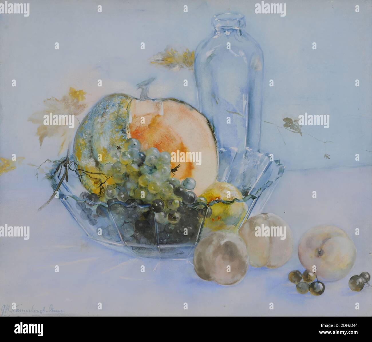 Aquarell, Menso Kamerlingh Onnes, zwischen 1890-1900, Signatur vorne, unten links: M. Kamerlingh Omnes, Aquarell, Papier, bemalt, Träger: 44.5 x 52,5 cm (445 x 525 mm), Tagesgröße: 45.6 x 53,8 cm (456 x 538 mm), mit Passe-Partout: 60 x 85cm (600 x 850mm), Frucht, Stillleben, Obstschale, Aquarell mit Stillleben mit Melone. Auf hellblauem Hintergrund befindet sich eine Obstschale aus Glas mit einer geschnittenen Melone, grünen und blauen Trauben und einer Zitrone. Links von der Melone sieht man einige Traubenblätter und rechts hinter der Schüssel befindet sich ein Glas. Im rechten Vordergrund sind drei Pfirsiche und einige lockere Trauben Stockfoto