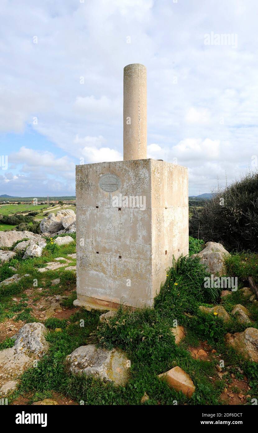 Trig, trig Station, Triangulationsstation oder trigonometrische Punkt auf Menorca, Balearen, Spanien. Stockfoto