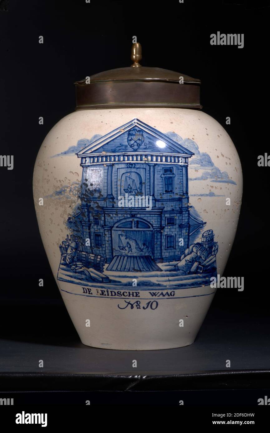 Tabakdose, zwischen 1804-1849, Kupfer, Glasur, Steingut, Stadtbild, Wiegehaus, leiden, delft, Tabakdose von Delft Steingut mit einem Kupferdeckel. Der Topf ist in blau ein Bild von De Waag van Leiden mit Männern wiegen es gemalt. Unter dem Bild: DIE LEIDSCHE WAAG und unter Nr. 10. Unten markiert. Der Deckel hat einen Knopf, 2014 Stockfoto