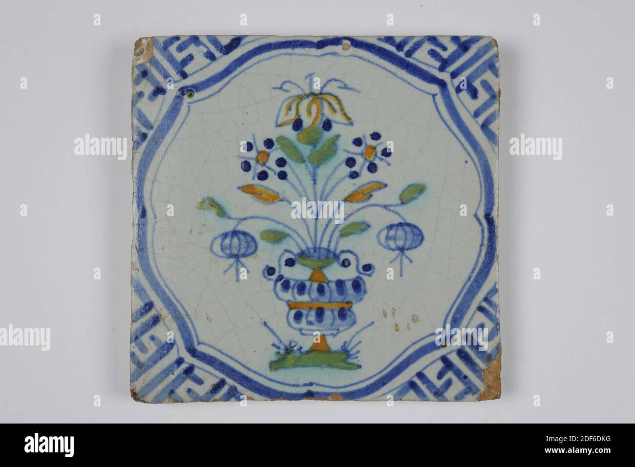 Wandfliese, Anonymous, zweite Hälfte 17. Jahrhundert, Zinn-Glasur, Steingut, allgemein: 13 x 12.8 x 1,2cm (130 x 128 x 12mm), Blumentopf, Nord-niederlande, Wandfliese aus Steingut mit Zinn-Glasur in blau lackiert bedeckt. Die Kachel zeigt einen Blumentopf und (unleserliche) Buchstaben. Die Fliese hat einen Ochsenkopf als Eckmotiv, 1985 Stockfoto