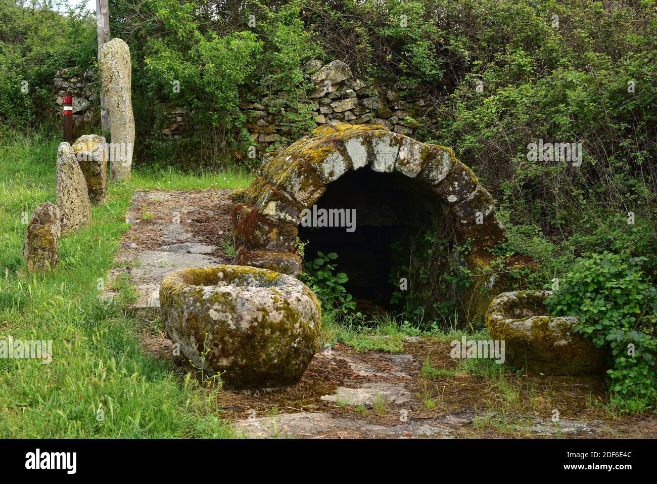 Beliebte Architektur. Quelle oder Brunnen und Trinkrinne Gebäude mit Granitblöcken. Badilla, Sayago, Provinz Zamora, Castilla-Leon, Spanien. Stockfoto