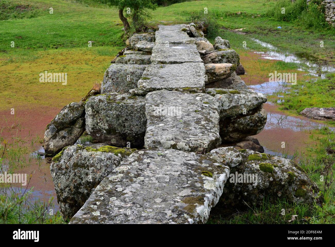 Beliebte Architektur. Brückengebäude mit Granitblöcken. Fariza, Sayago, Provinz Zamora, Castilla-Leon, Spanien. Stockfoto