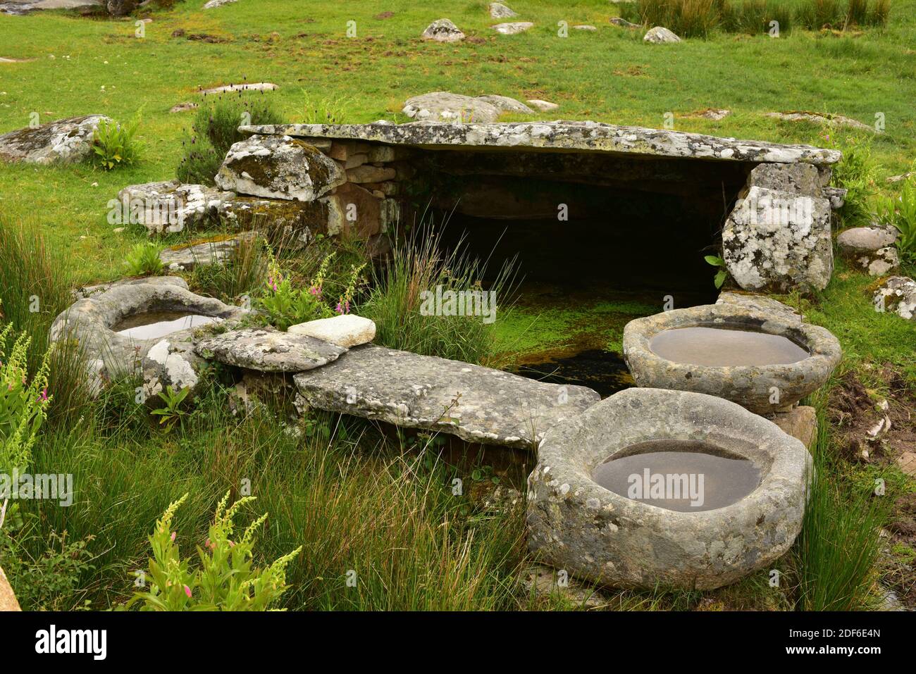 Beliebte Architektur. Quelle oder Brunnen und Trinkrinne Gebäude mit Granitblöcken. Sayago, Provinz Zamora, Castilla-Leon, Spanien. Stockfoto