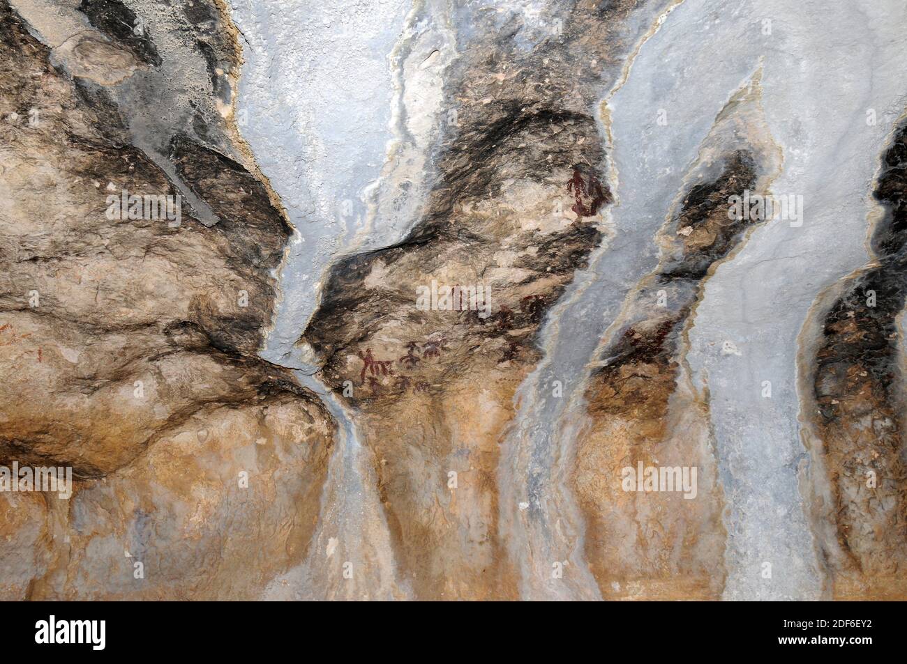 Tozal de Mallata, Höhlenmalereien. Der Niederschlag von Kalziumkarbonat zerstört die Gemälde. Asque, Colungo Gemeinde, Sierra y Cañones Stockfoto