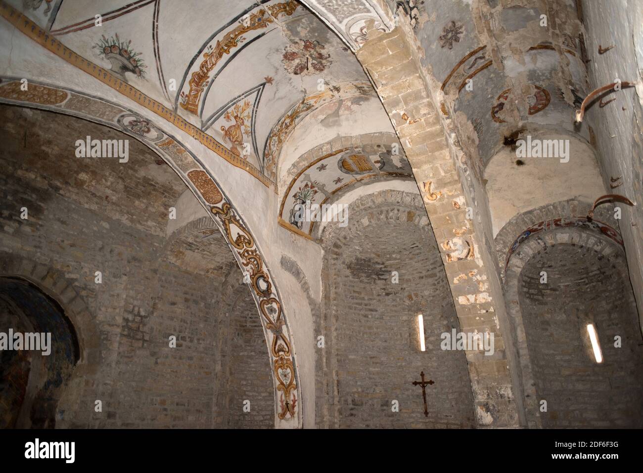Kirche San Martin, innen mit Wandmalereien 18. Jahrhundert. Santa Maria de Buil, Ainsa-Sobrarbe Gemeinde, Provinz Huesca, Aragon, Spanien. Stockfoto