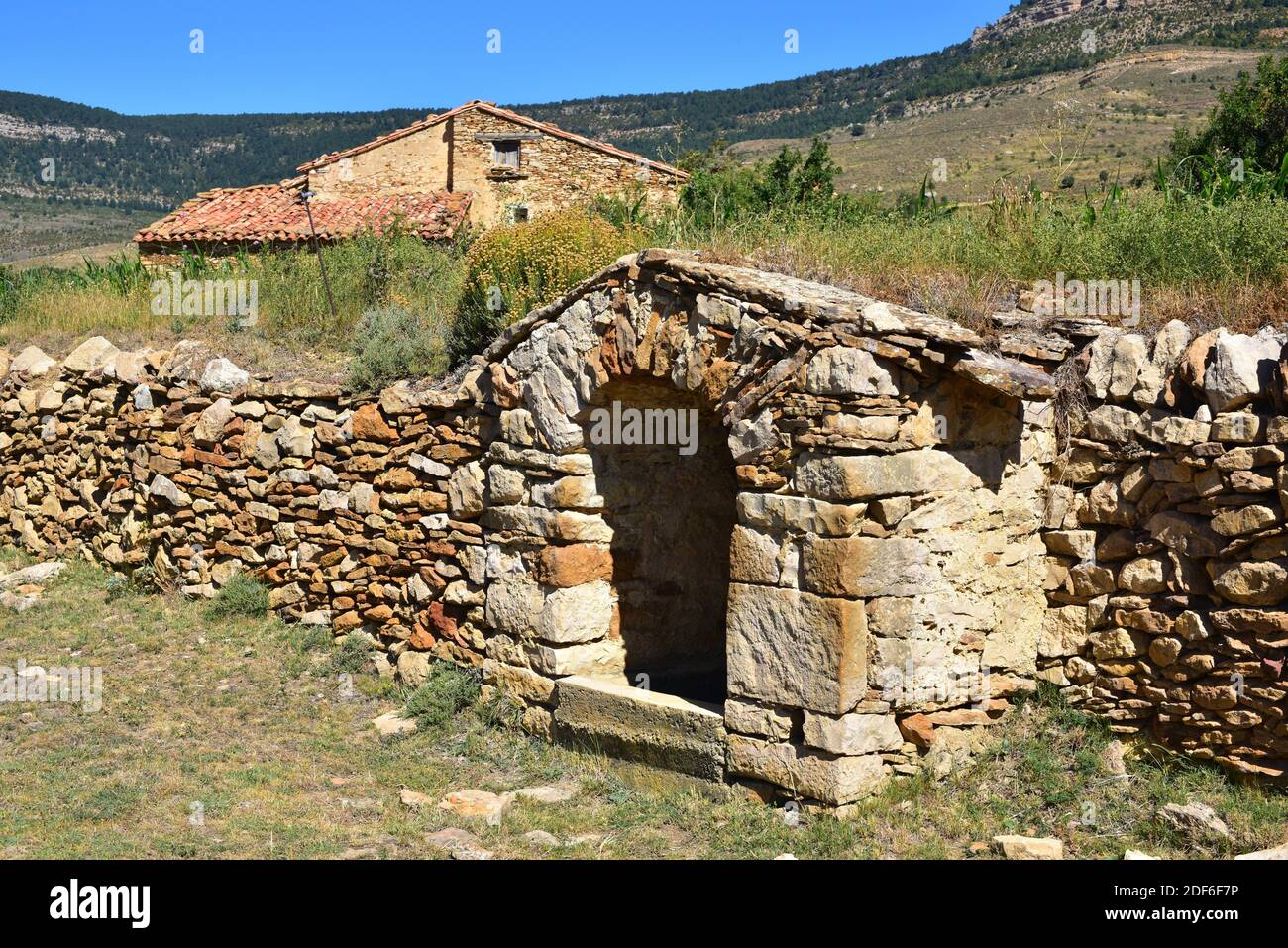 Quelle und Landhaus in der Nähe von Cantavieja. Alto Maestrazgo, Teruel Provinz, Aragon, Spanien. Stockfoto