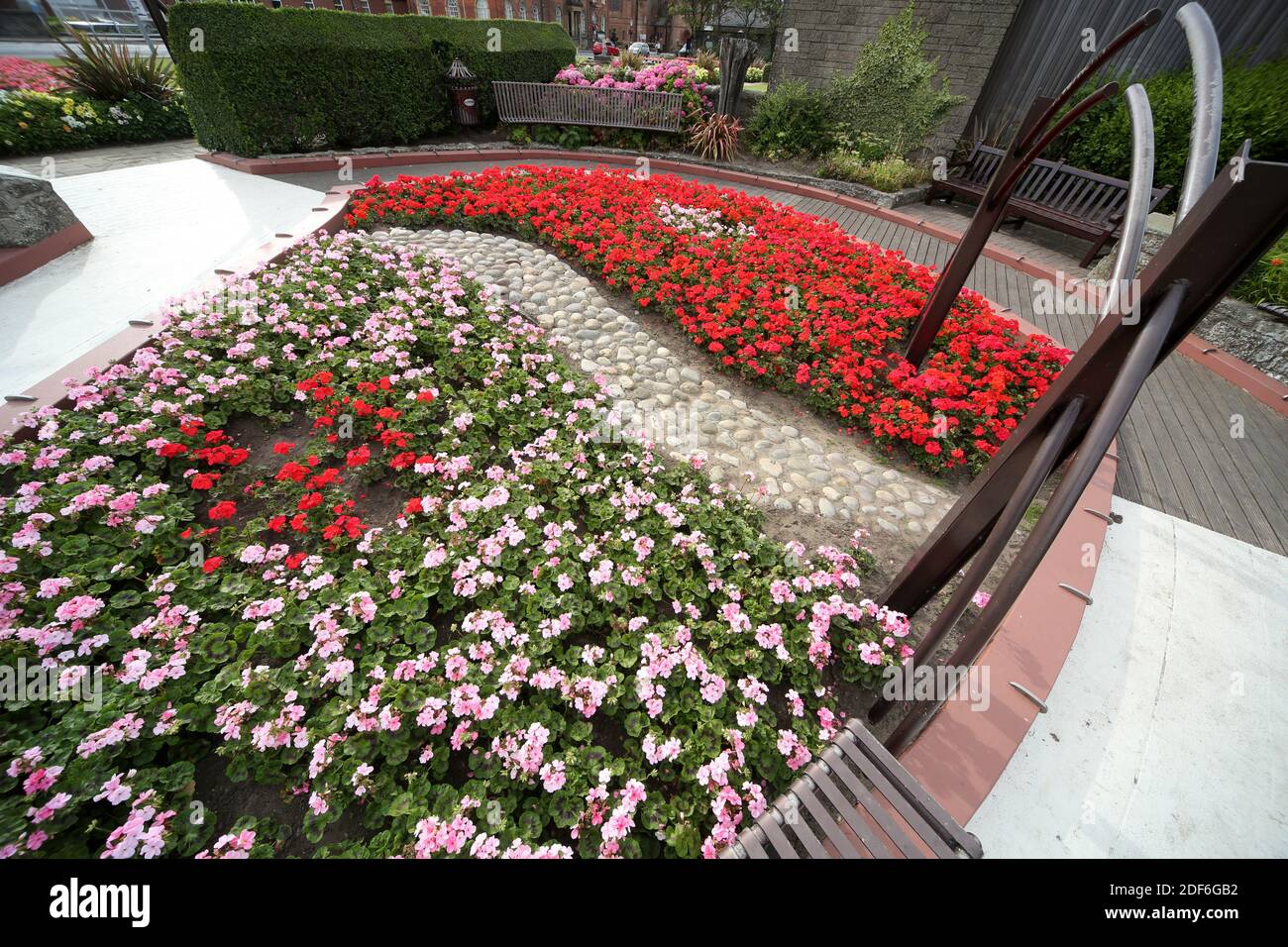 Troon, Gordon Brown Memorial Garden, Ayrshire, Schottland, Großbritannien. Ein schottischer internationaler Rugby-Spieler. Brown spielte als Schloss und wurde 30 Mal von Schottland gedeckelt. Rechts vom Eingang befindet sich eine Cairn mit einer Widmung an Brown. Die Cairn wird von einer Skulptur einer Rugby-Kugel überragt, die auf einer großen Distel liegt. Der Garten ist herrlich angelegt und wunderschön anzusehen. Stockfoto