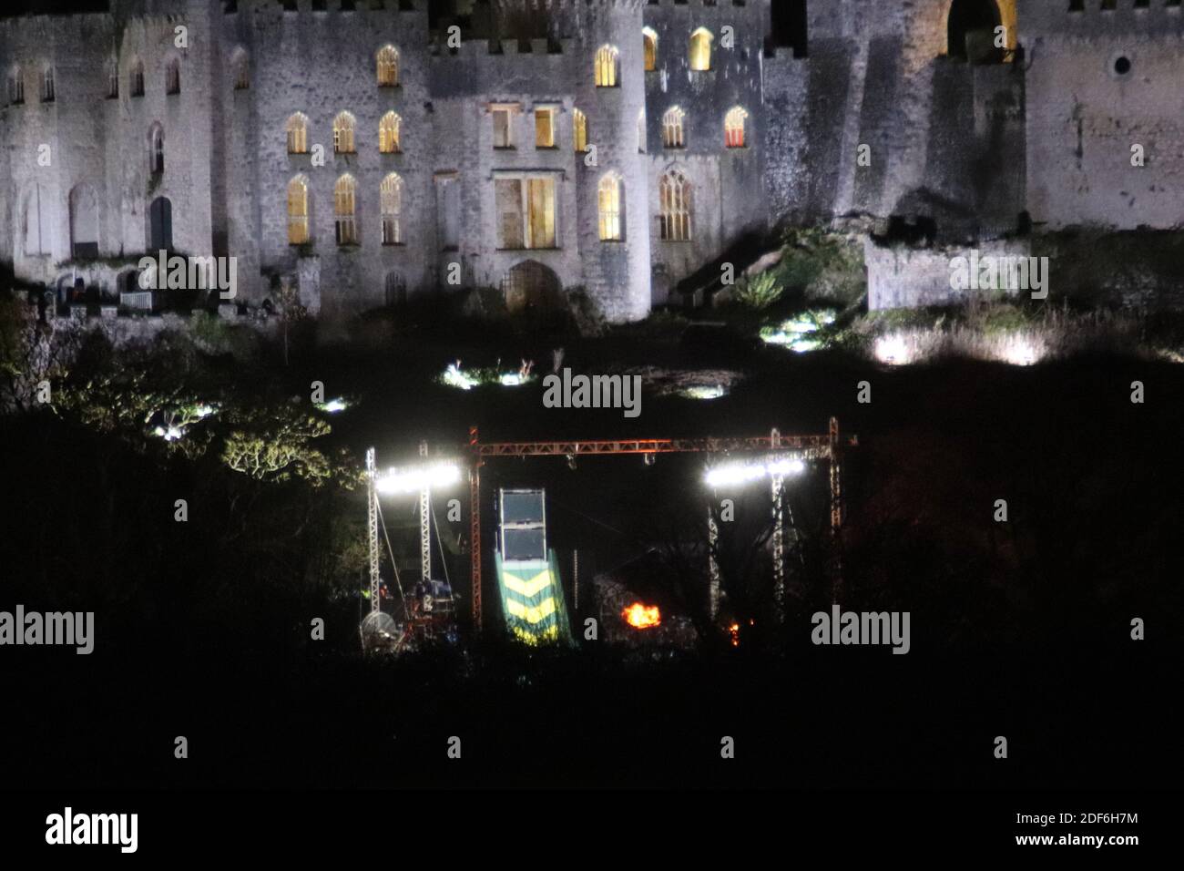 Ich bin eine Berühmtheit erhalten mich aus hier Gwrych Schloss in Abergele Nordwales ist alle beleuchtet in der Nacht in mehreren Farben Credit : Mike Clarke / Alamy Live News Stockfoto