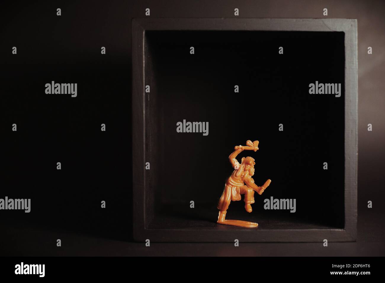 Ein Kunststoff Indianer Spielzeug in einer dunklen Box. Stockfoto