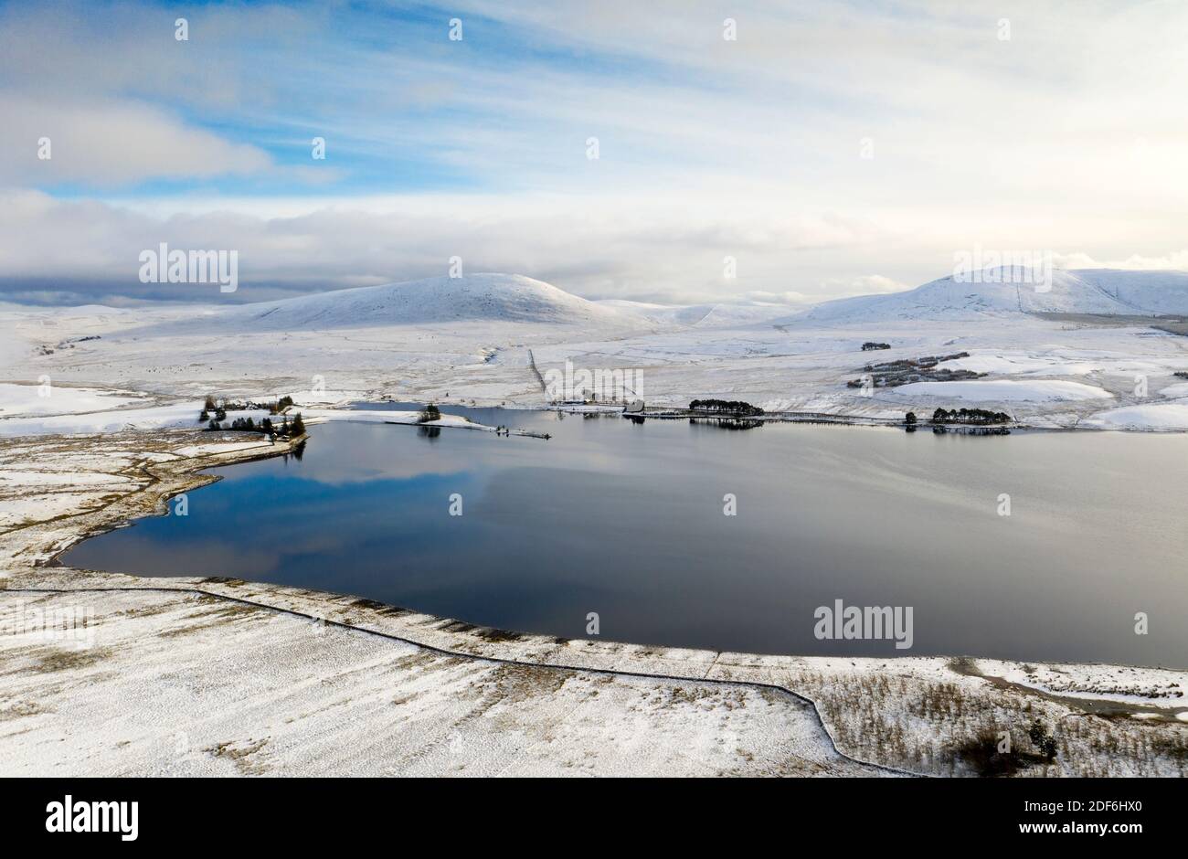 West Lothian, Schottland. Dezember 2020. UK Wetter: Luftaufnahme des Harperrig Reservoir und des Pentland Hills Regional Park, West Lothian Schottland, UK. Dezember 2020. Quelle: Ian Rutherford/Alamy Live News. Stockfoto