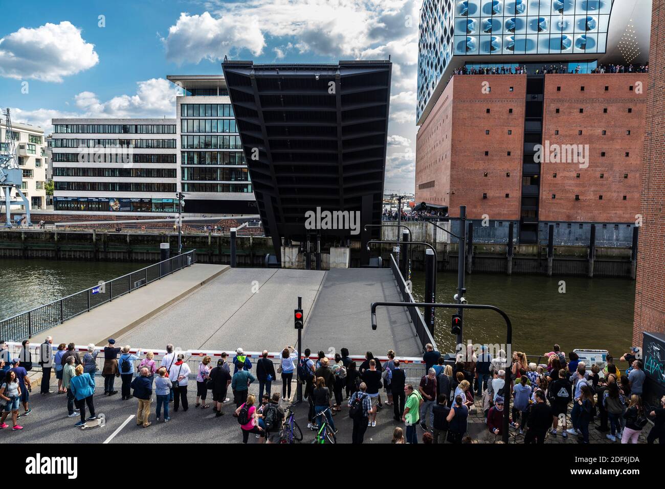 Hamburg, Deutschland - 21. August 2019: Fassade der Elbphilharmonie, Elbe Philharmonic Hall, und öffnete Mahatma Gandhi Brücke mit Menschen warten in Haf Stockfoto