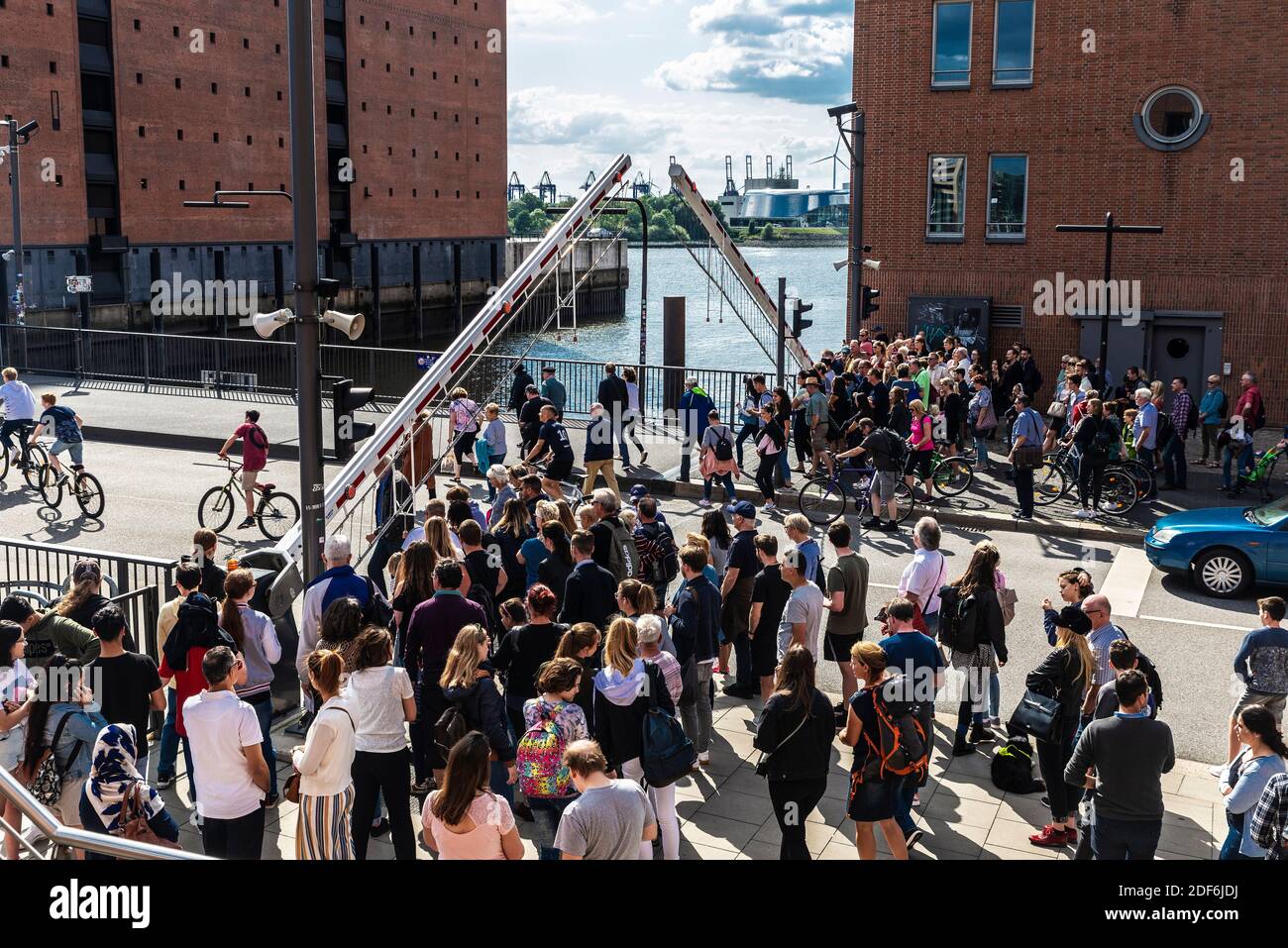 Hamburg, Deutschland - 21. August 2019: Mahatma Gandhi Brücke mit Menschen in der HafenCity, Hamburg, Deutschland Stockfoto