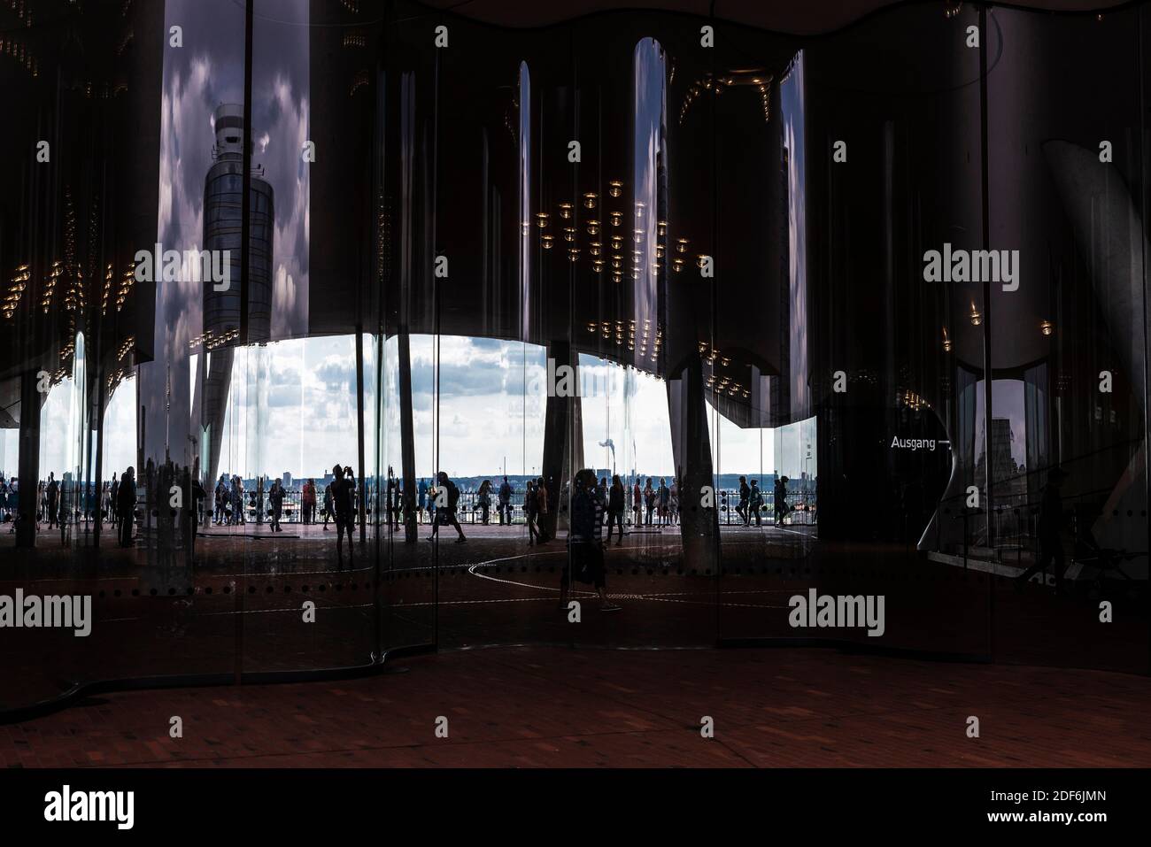 Hamburg, 21. August 2019: Balkon der Elbphilharmonie, Elbphilharmonie, mit Menschen in der HafenCity, Hamburg, Deutschland Stockfoto