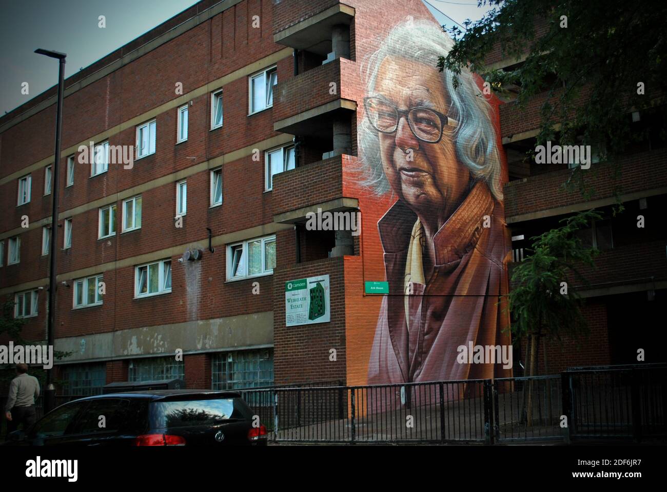 Portrait Wandbild eines langjährigen Bewohners, June Barber auf dem Webheath Anwesen, Kilburn, gemalt von Künstler Smugone für das London Mural Festival. Stockfoto