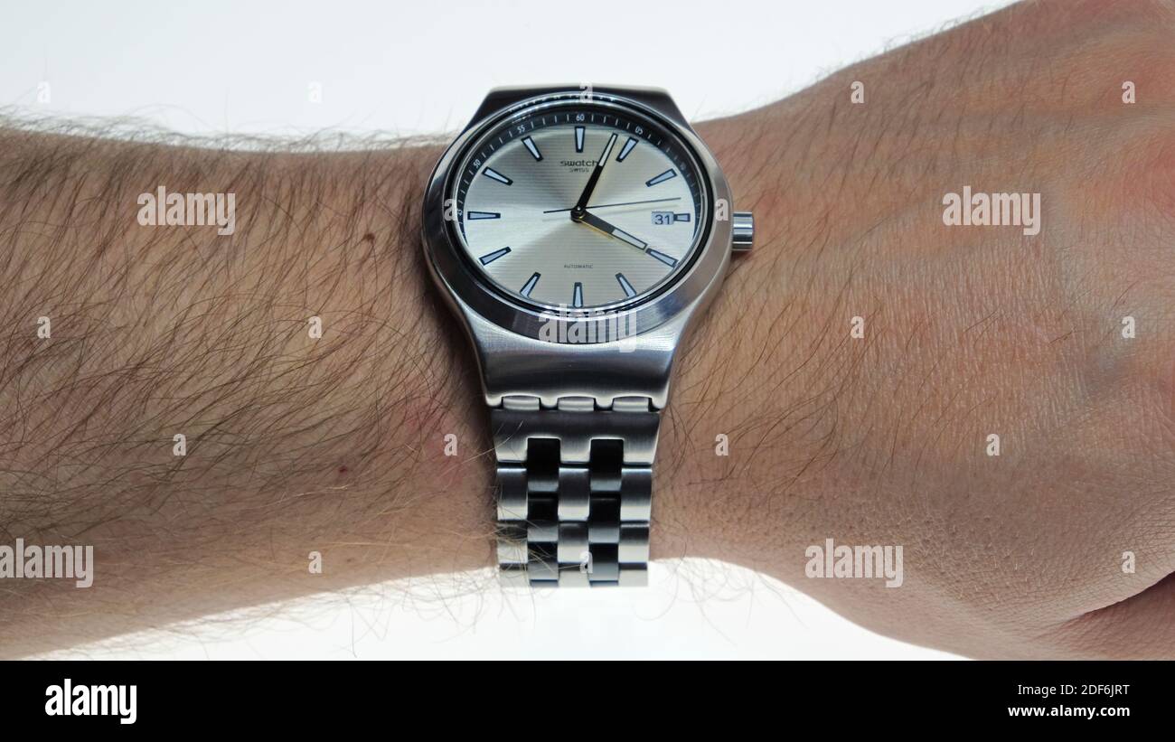 Swatch Uhr mit eleganter Kette an der Hand Stockfoto