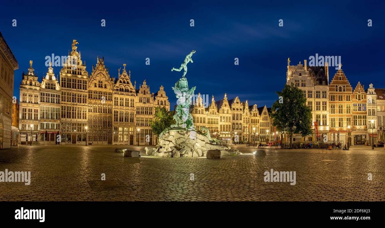 Brabo Brunnen am Grote Markt in Antwerpen nach Sonnenuntergang Stockfoto