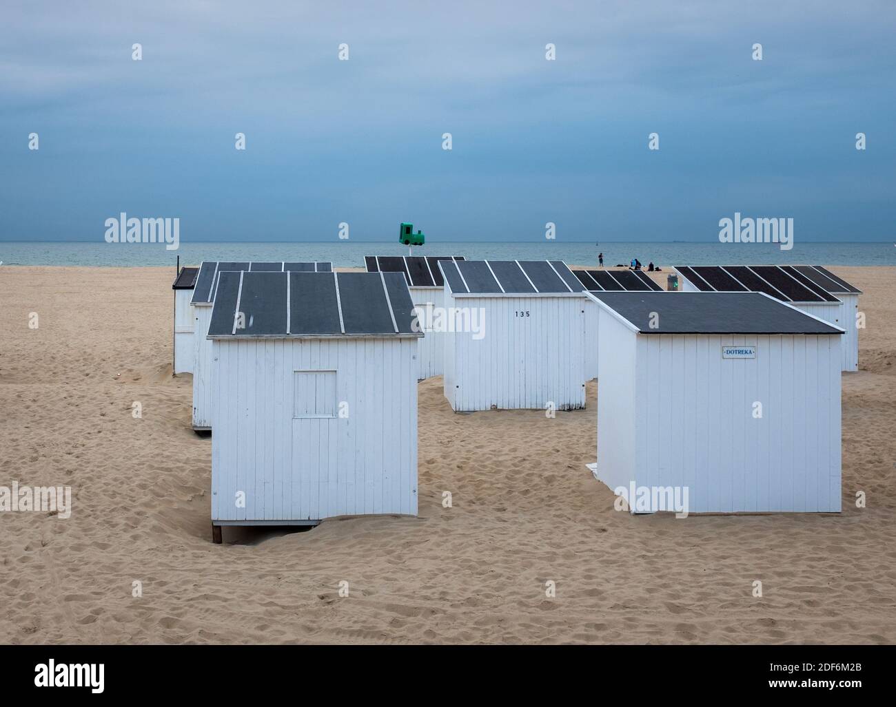 Dunkle Wolken über dem Strand von Ostende in Belgien Stockfoto
