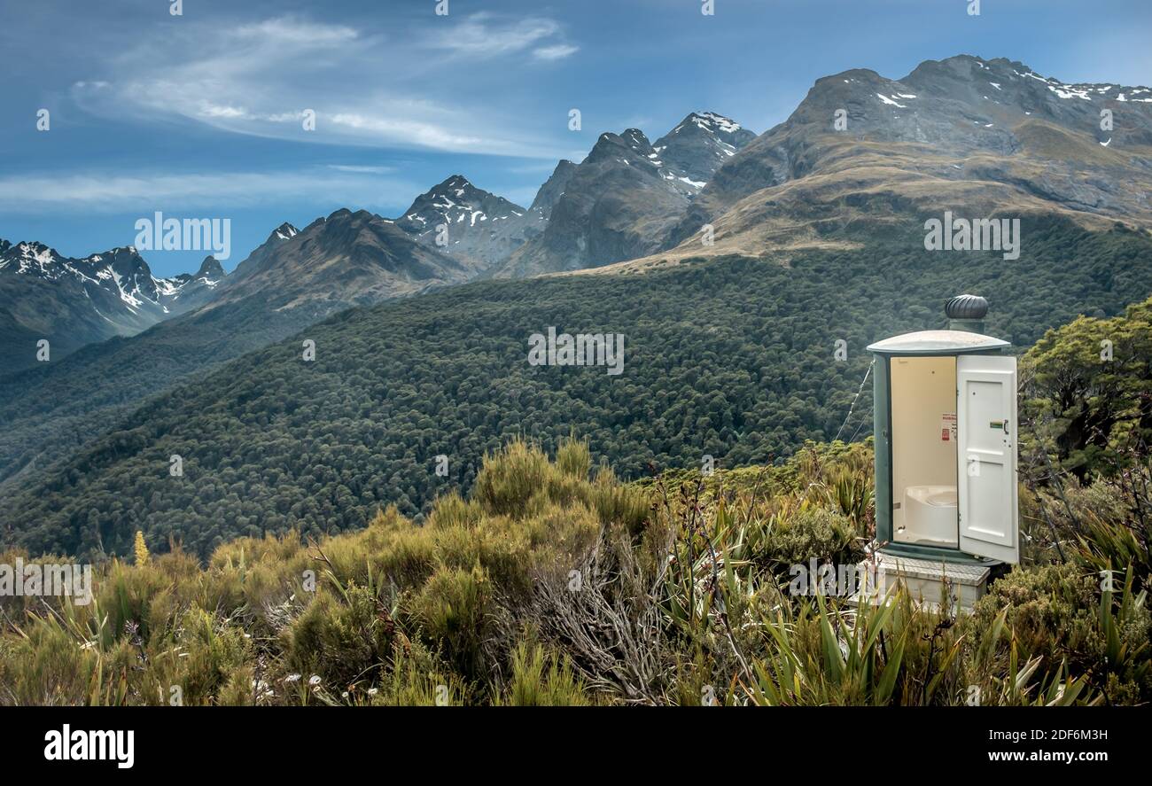 Remote Toilette in Neuseelands Humboldt Berge entlang der berühmten Routeburn Track Stockfoto
