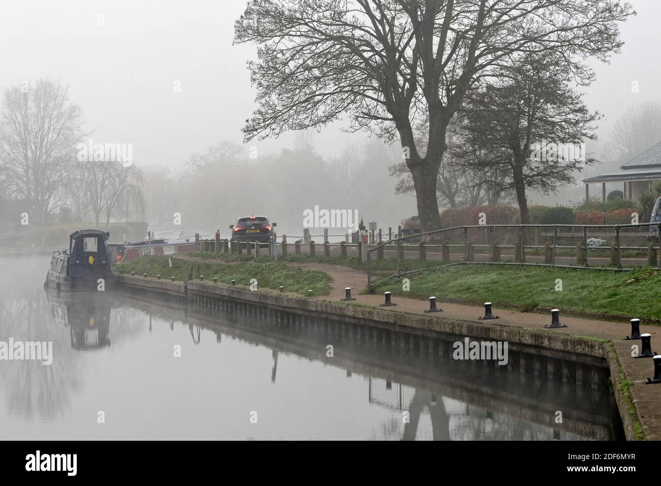 Das Flussufer in Shepperton an einem kalten und nebligen Wintertag, Surrey England UK Stockfoto