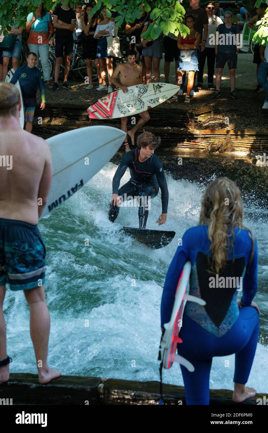 Flusssurfing am Eisbach in München, Bayern, Deutschland. Der Eisbach ist ein kleiner, zwei Kilometer langer, von Menschen gemachtes Fluss im Zentrum Münchens am 27. Juli 2019 Stockfoto