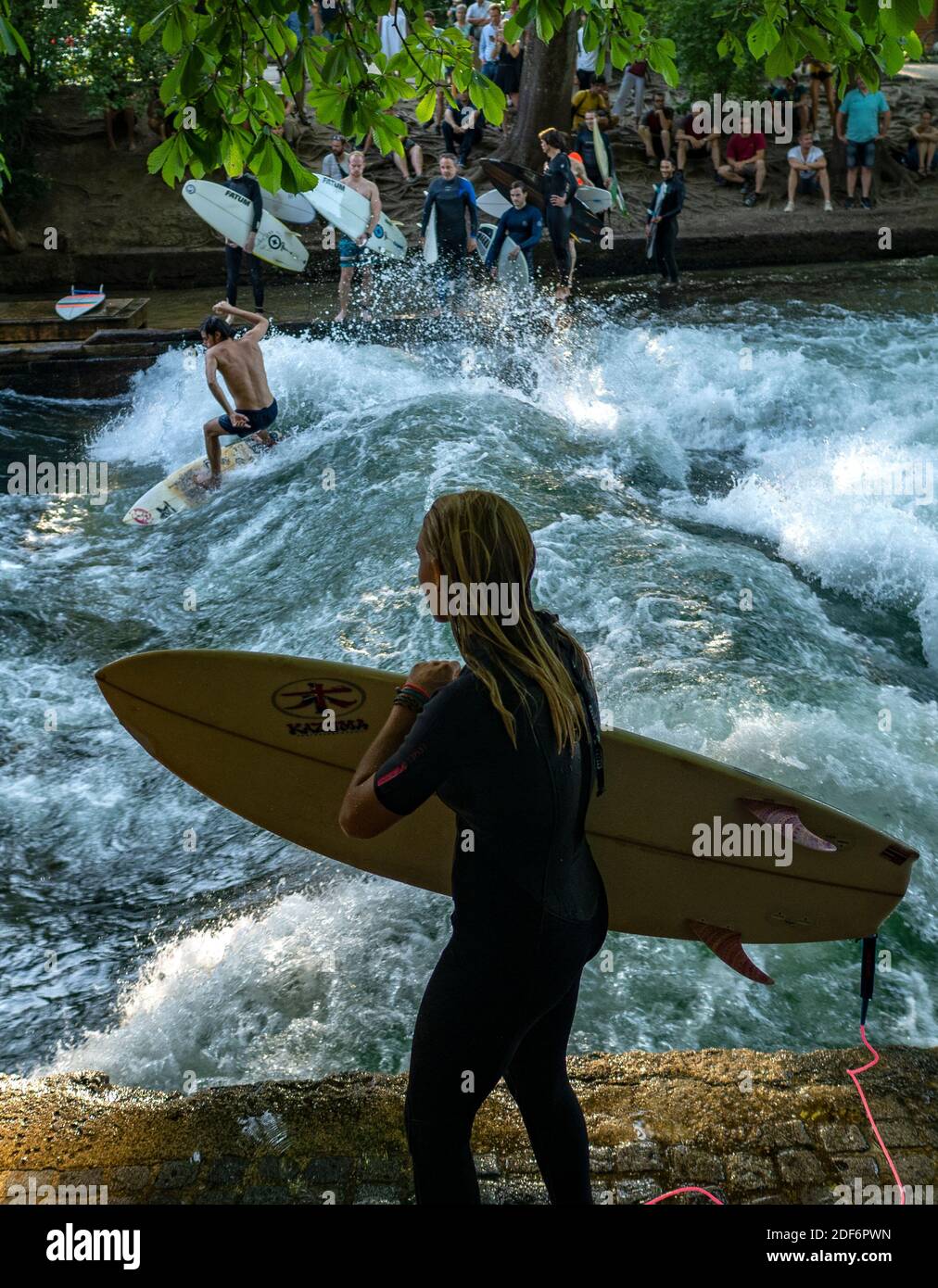 Flusssurfing am Eisbach in München, Bayern, Deutschland. Der Eisbach ist ein kleiner, zwei Kilometer langer, von Menschen gemachtes Fluss im Zentrum Münchens am 27. Juli 2019 Stockfoto