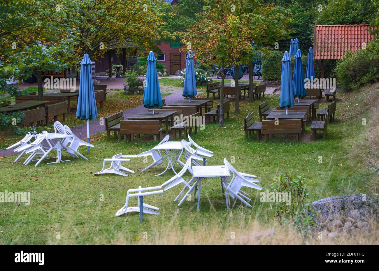 Dieses Gartenrestaurant im Naturpark Lüneburger Heide war dafür leider geschlossen. Stockfoto