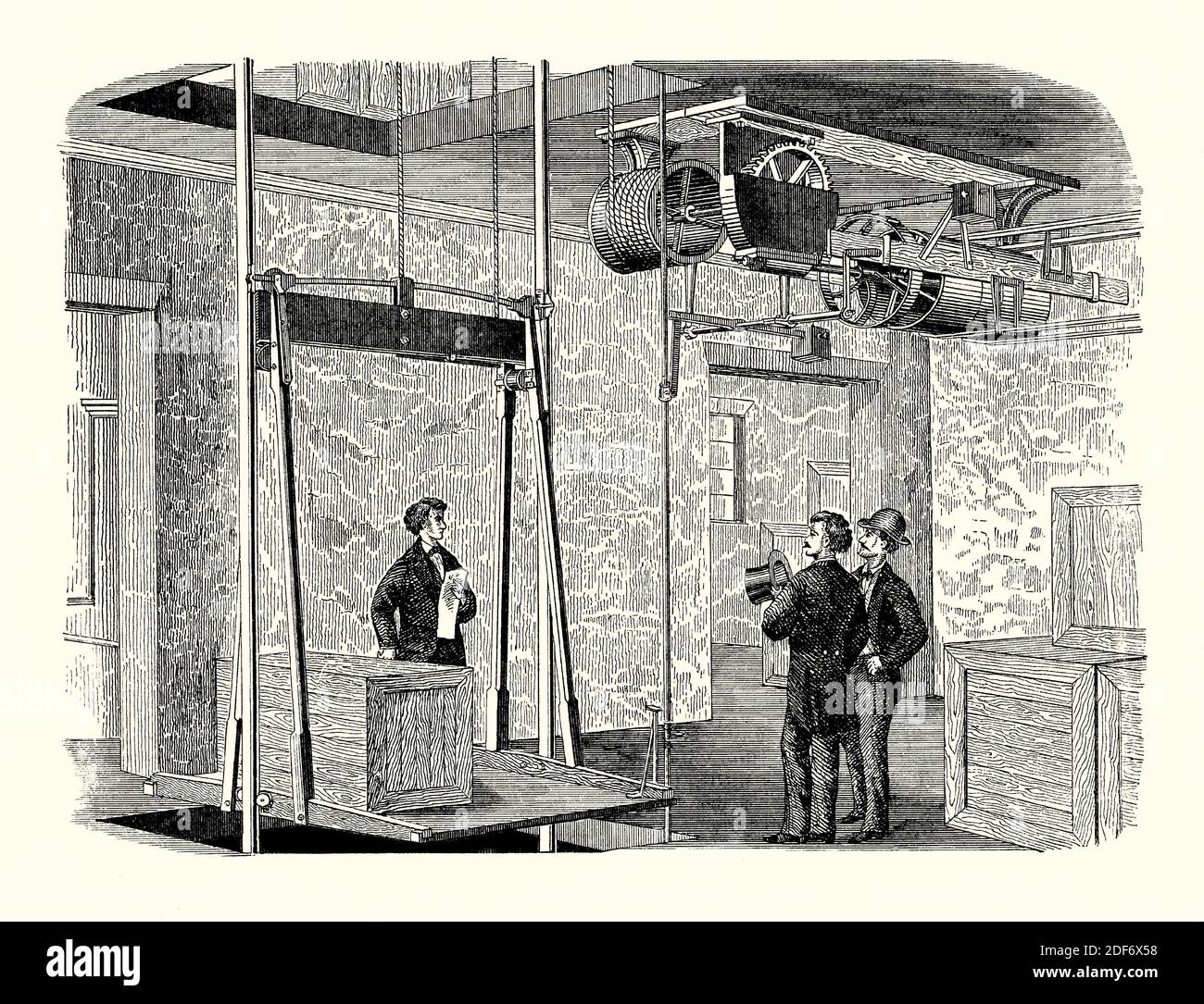 Eine alte Gravur eines Seilaufzugs (Aufzug oder Hebezeug) in einer Fabrik oder einem Lager verwendet. Es ist aus einem viktorianischen Maschinenbaubuch der 1880er Jahre. Der Mechanismus wurde an der Decke montiert und mit Dampfkraft über einen Riemenantrieb ein rotierender Zylinder betrieben. Dadurch konnte das Seil auf eine Trommel aufgewickelt (zum Aufstieg) oder ausgespielt (zum Abstieg) werden. Der Aufzug könnte durch einen Akkord oder automatisch aktiviert werden, um die Plattform zu stoppen. Hier hat die Plattform (links) Sicherheitsratschen, die die Hubplattform sofort an den Seitenführungen verriegeln, wenn ein Seilausfall auftritt. Elisha Grave Otis demonstrierte den ersten Lift im Jahr 1854 Stockfoto