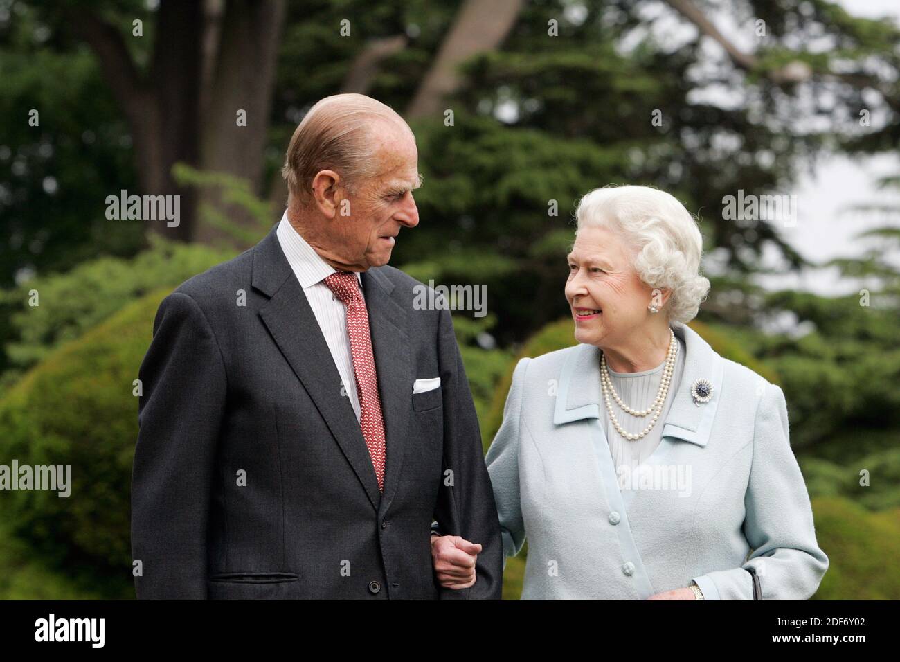 Königin Elizabeth II. Und der Herzog von Edinburgh posiert für Ein Foto von Tim Graham auf Diamond Anniversary Nachbildung Foto Wir haben unsere Flitterwochen verbracht Stockfoto