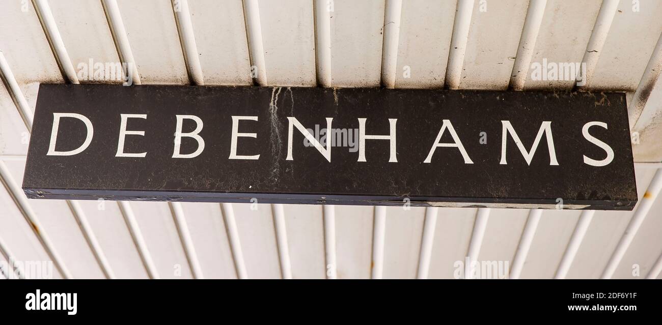 Debenhams in Worthing, derzeit wegen Covid-19 geschlossen. Der Einzelhändler hat angekündigt, dass derzeit 22,000 Arbeitsplätze gefährdet sind.Debenhams gab heute, am 6. April 2020, bekannt, dass es wegen der Schließung aller Filialen in ganz Großbritannien unter der Covid-19-Coronavirus-Sperre Verwaltungsanträgen stellen muss. Dies ist das zweite Mal in einem Jahr, dass der kämpfende Einzelhändler für die Verwaltung eingereicht hat. Die derzeitige Situation ist nicht lange nach der dauerhaften Schließung von 22 Filialen zu verzeichnen, was zu mehr als 700 Arbeitsplatzverlusten führt, weitere 28 sind bereits für 2021 geplant. Brita Stockfoto