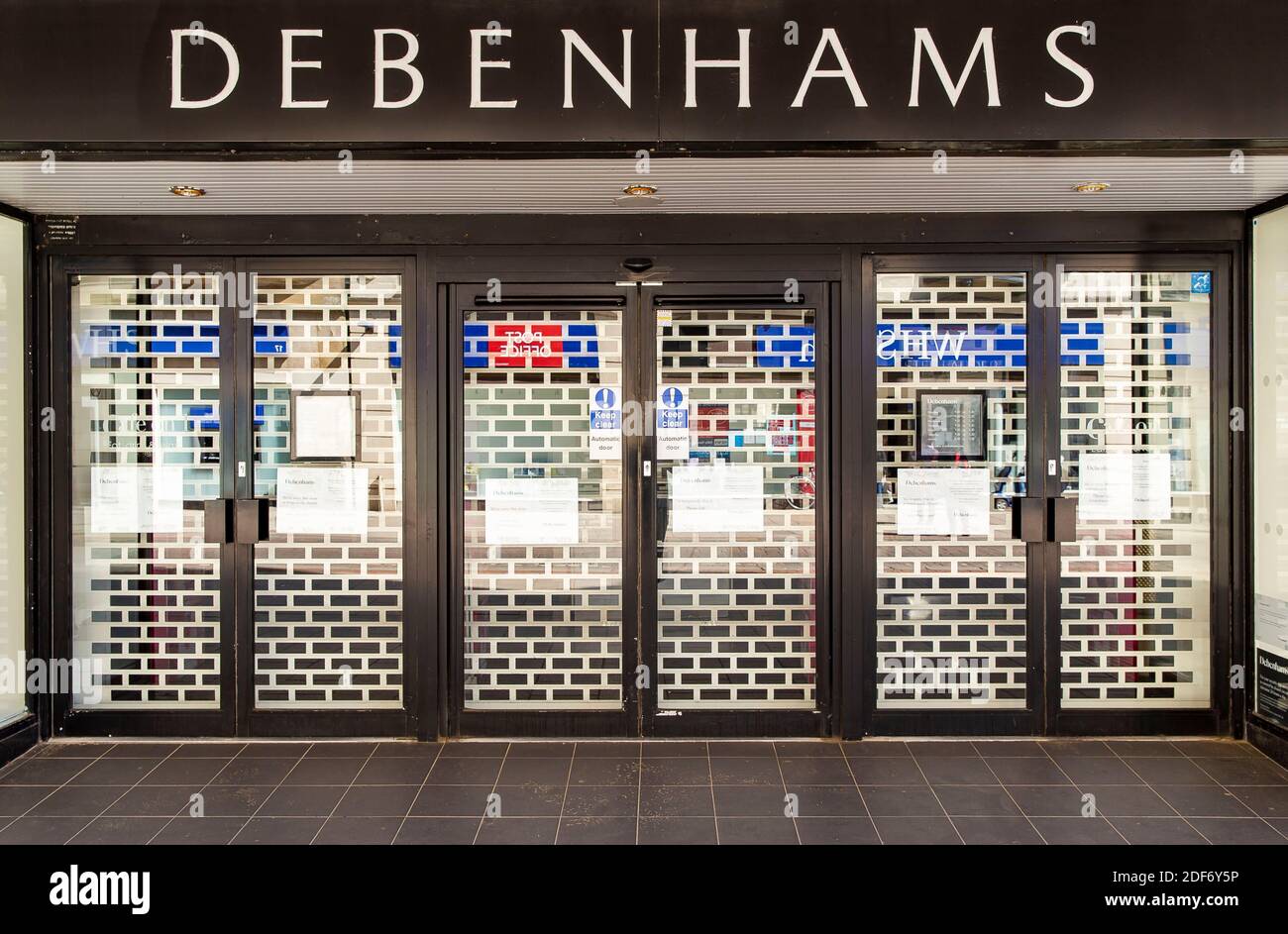 Debenhams in Worthing, derzeit wegen Covid-19 geschlossen. Der Einzelhändler hat angekündigt, dass derzeit 22,000 Arbeitsplätze gefährdet sind. Debenhams gab heute, am 6. April 2020, bekannt, dass es wegen der Schließung aller Geschäfte in ganz Großbritannien unter dem Covid-19-Coronavirus-Verschluss eine Verwaltungsakte einschreiben muss. Dies ist das zweite Mal in einem Jahr, dass der kämpfende Einzelhändler für die Verwaltung eingereicht hat. Die derzeitige Situation ist nicht lange nach der dauerhaften Schließung von 22 Filialen zu verzeichnen, was zu mehr als 700 Arbeitsplatzverlusten führt, weitere 28 sind bereits für 2021 geplant. Bri Stockfoto